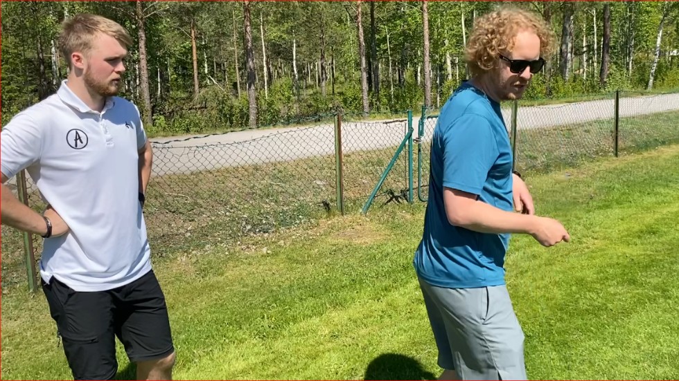 Svenska mästaren i discgolf, Oscar Dahlin, t.v. ger råd till Johan Svensson från Djursdala om vad han ska tänka på i utkasten.