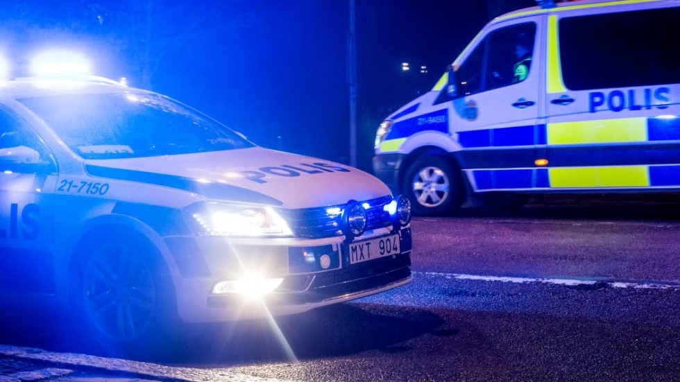 Fyra polispatruller var inblandade i jakten på 25-åringen, som slutade i ett mitträcke nära Frödinge. Enligt polisen gick färden i cirka 200 km/h norrut från Oskarshamn.