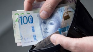 Mannen i kassan i Enköpingsbutik stoppade pengar i egen ficka – döms av tingsrätten