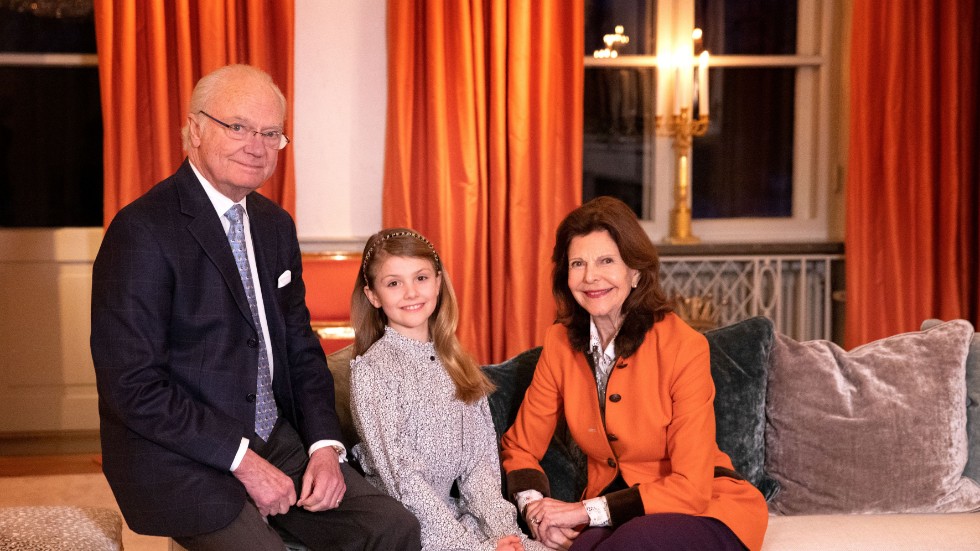 Prinsessan Estelle, hertiginna av Östergötland tillsammans med morfar kung Carl XI Gustav och mormor drottning Silvia.