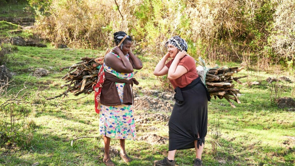 "Den här familjen svälter inte, de har mat och husrum – men inte mer", berättar Anna Myhr. På bilden hämtar hon och Lina Ruto ved inför kvällsmatlagningen.