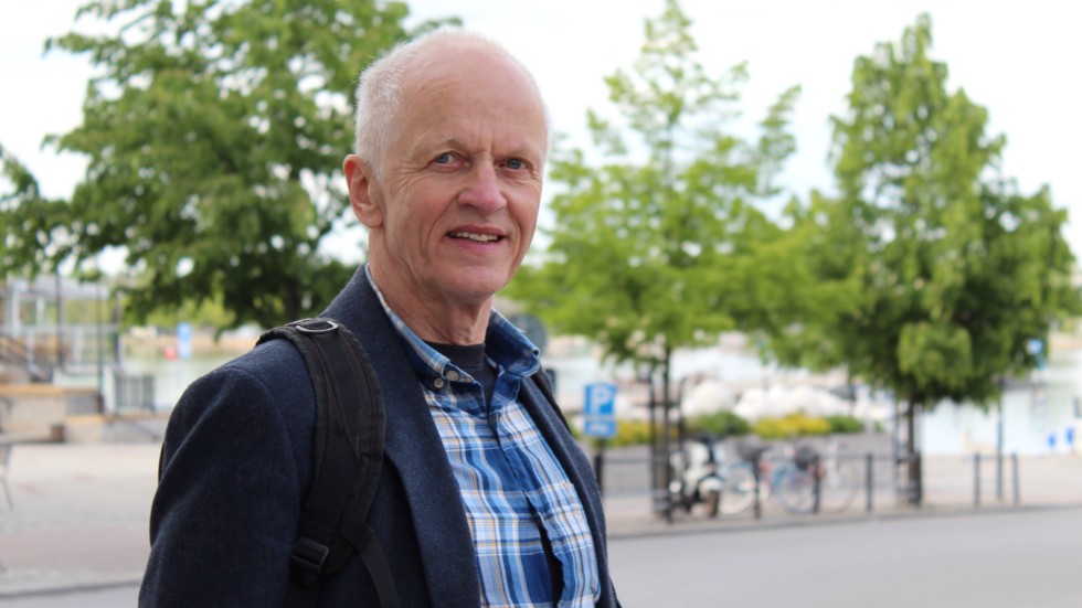 Leif Svensson (V) är kritisk till hur den nya majoriten i kommunstyrelsen hanterat bland annat arvodesfrågorna och möjligheten för andra partier än de representarede att förbereda sig inför ärendena.