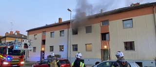 Brand i lägenhet i flerfamiljshus på Norr – stort räddningspådrag: "Branden startade i fritös"
