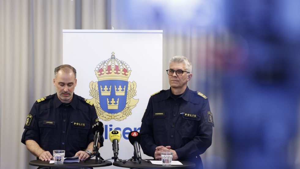 Kommenderingschef Jonas Hysing och rikspolischef Anders Thornberg vid deras pressträff med anledning av de senaste dagarnas våldsamheter.