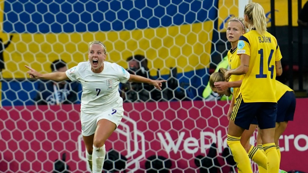 Englands Beth Mead jublar över ett mål mål mot Sverige i EM-semifinalen i somras. I mästerskapet sattes många nya rekord, bland annat sågs det av över 365 miljoner tv-tittare. Arkivbild.
