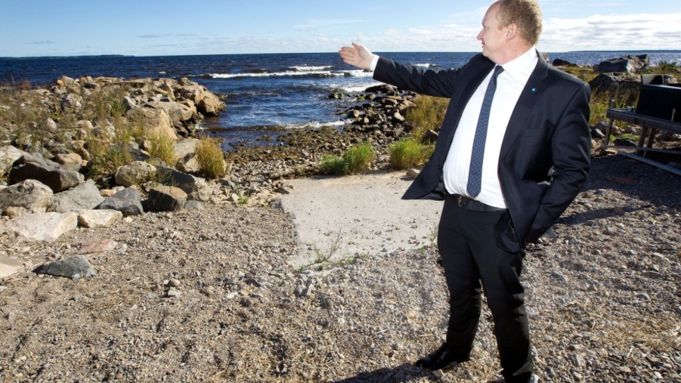 Daniel Persson, ordförande för SD i Söderhamn, pekar ut mot Storgrundet där den havsbaserade vindkraften är planerad. Han är initiativtagare till en av folkomröstningarna.