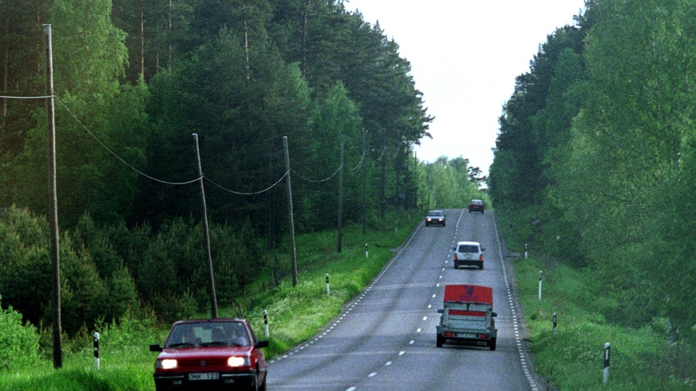 Många bilar kör till och från Bjuröklubb på sommrarna.