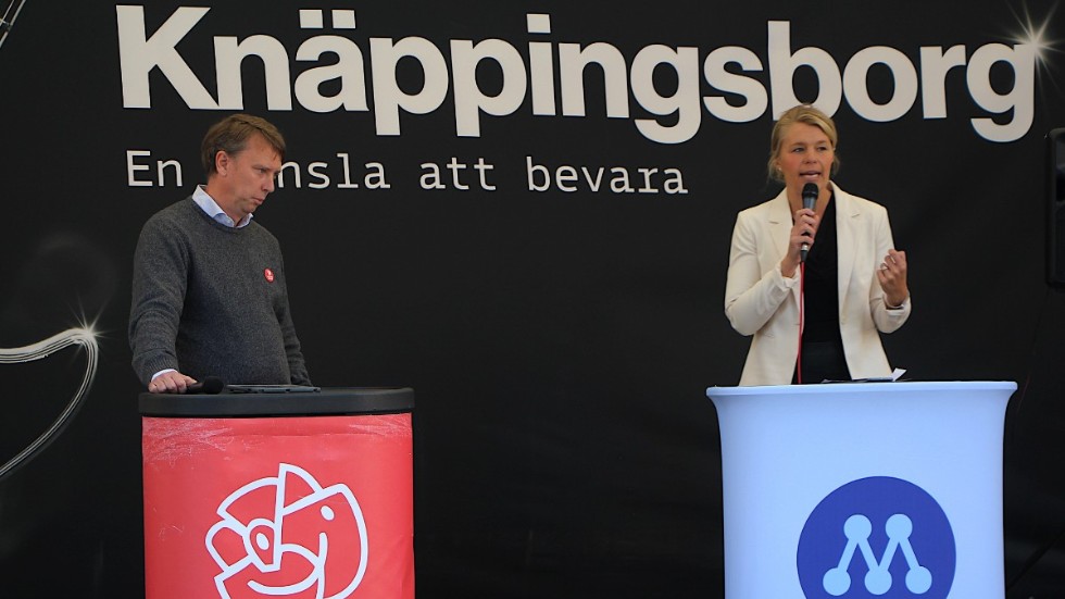 Olle Vikmång (S) och Sophia Jarl (M) ses här vid förra årets avslutande lokala valdebatt i Knäppingsborg. Vikmång, som numera är i opposition, uppmanar tillsammans med C och MP Jarl (som nu är kommunstyrelsens ordförande, att vänta med vetot mot vindkraften. 