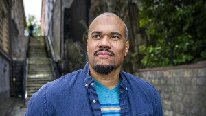 Johannes Anyuru hyllar biblioteken i mästerliga och osentimentala "Ixelles"