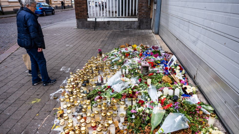 Ljus och blommor har lagts ned på mordplatsen i Oskarshamn.