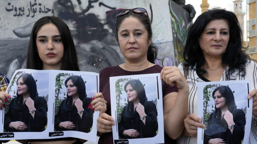 Efter att Mahsa Amini dött i en arrrest i Teheran, gripen för att inte ha haft huvuduk på sig, har demonstrationer mötts med skarpa skott i Iran – och opinionsmöten har hållits i en rad länder. Här visar kurdiska kvinnor på martyrtorget i Beirut foton på den dödade 22-åriga Mahsa Amini.