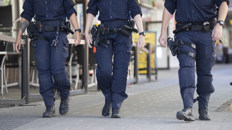 Poliser pressas hårt av den sedan flera år ständigt eskalerande grova gängkriminaliteten. Många av dem som mördar och spränger är barn. Socialstaten Sverige behöver samla ihop sig och avlasta polismakten.