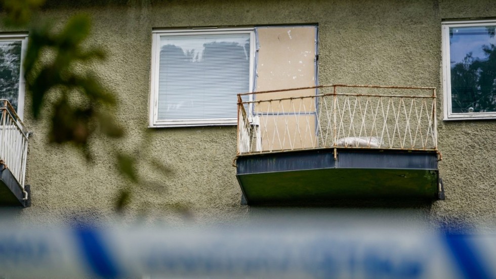 Balkongen där två män bröt sig in i en lägenhet i Ulricehamn. Arkivbild.