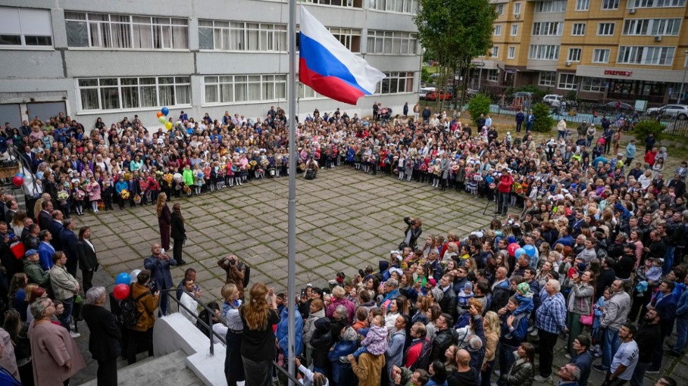 Skolbarn i Nachabino utanför Moskva på den första skoldagen i september förra året. Kreml har infört patriotism på schemat och varje skoldag börjar med flagghissning och nationalsång. Arkivbild.