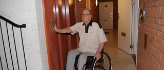 Krånglande hiss oroar – rullstolsburna Kent Lindström fängslas i hemmet: "Var trasig hela midsommarhelgen"