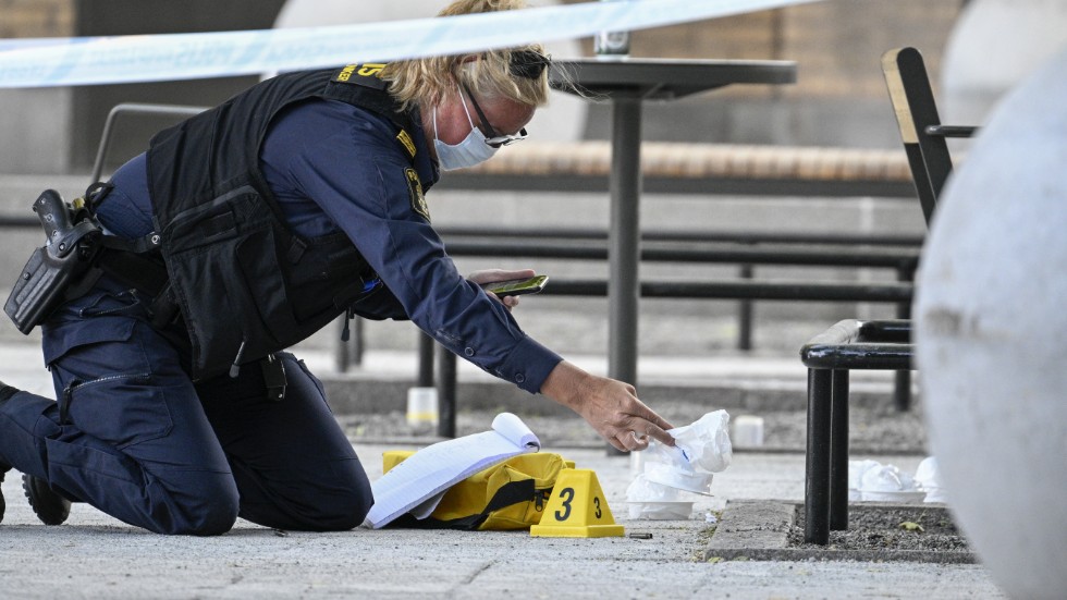 Fyra personer sköts i Farsta i södra Stockholm på lördagen. Två av dem dog av skadorna.
