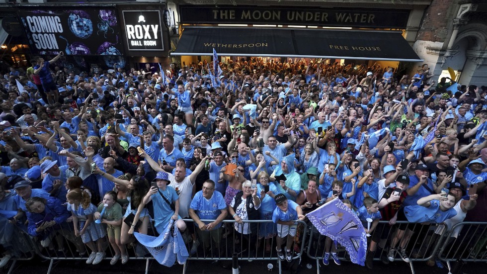 Manchester City fans firar sitt lag på hemmaplan.