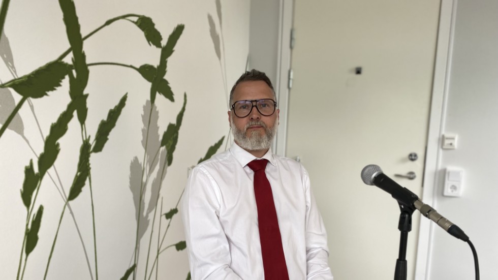 Damian Brunker är rektor på Internationella Engelska skolan i Eskilstuna. Han leder därmed en av Sveriges största grundskolor. Hans mission är att skapa svenskt innanförskap mitt inne i ett invandrartätt utanförskapsområde. 