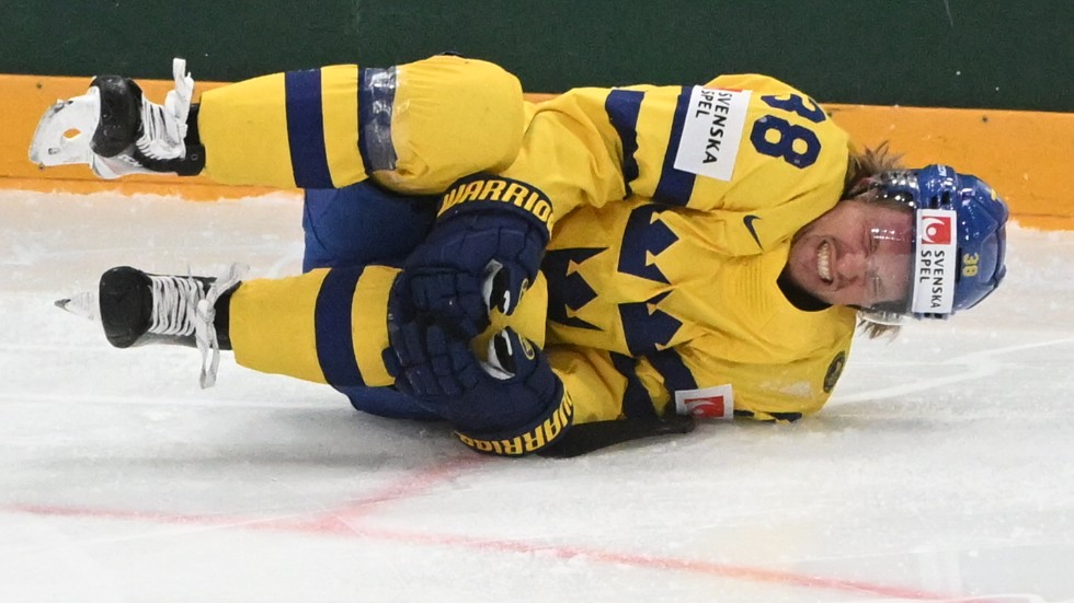 Rasmus Sandin vrider sig i plågor efter knätacklingen i förlusten mot USA.