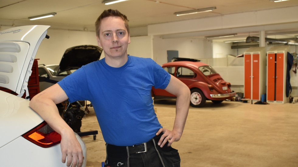 Erik Ingström tar emot såväl gamla som nya bilar i sin verkstad. Här finns plats för ett tiotal fordon.