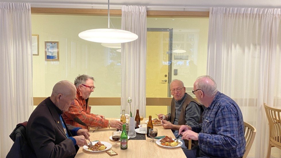 På en bild från december 2022 sitter Åke Fransson, Ingemar Bergström, Olle Vigzell och Heinz Fellner samlade kring lunchbordet i matsalen på Måsta äng. Nu är matsalen tom, skriver Jan em.