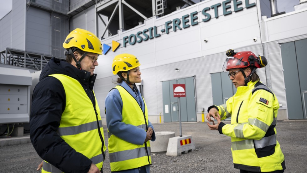 Skärpt klimatarbete inom EU betyder bland annat fler köpare av svenskt fossilfritt stål, menar insändarskribenten. På bilden besöker kronprinsessparet ett projekt i Luleå.