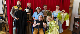 Laddar för teater på Löfstad – jubileum för känd komedi