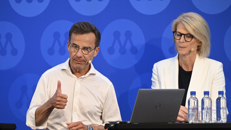 Statsminister Ulf Kristersson (M) och finansminister Elisabeth Svantesson (M) under pressträff.