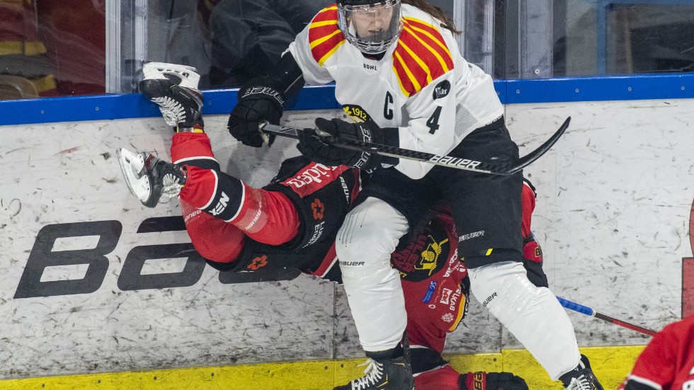 Tacklingar tillåts även nästa säsong för svenska hockeydamer. Arkivbild.