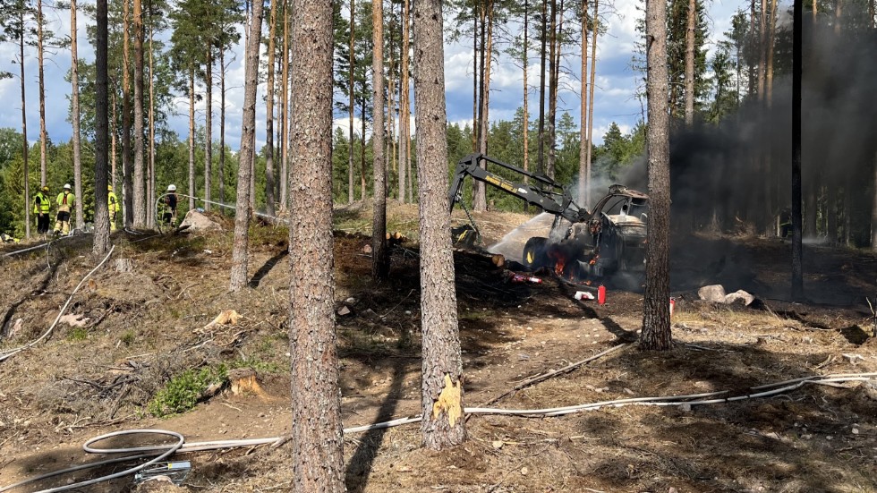 Räddningstjänsten jobbar med att förhindra spridning från den brinnande skogsmaskinen