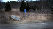 Kroppen hittades vid Hjälstaviken – Polis hämtade bil med bärgare