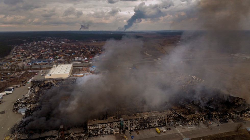Arne Ahlqvist vill att alla som kan sprider information om vad som pågår i Ukraina.
Bilden: En fabrik i Irpin i utkanterna av Kiev brinner efter att ha beskjutits av rysk artillerield under söndagen.