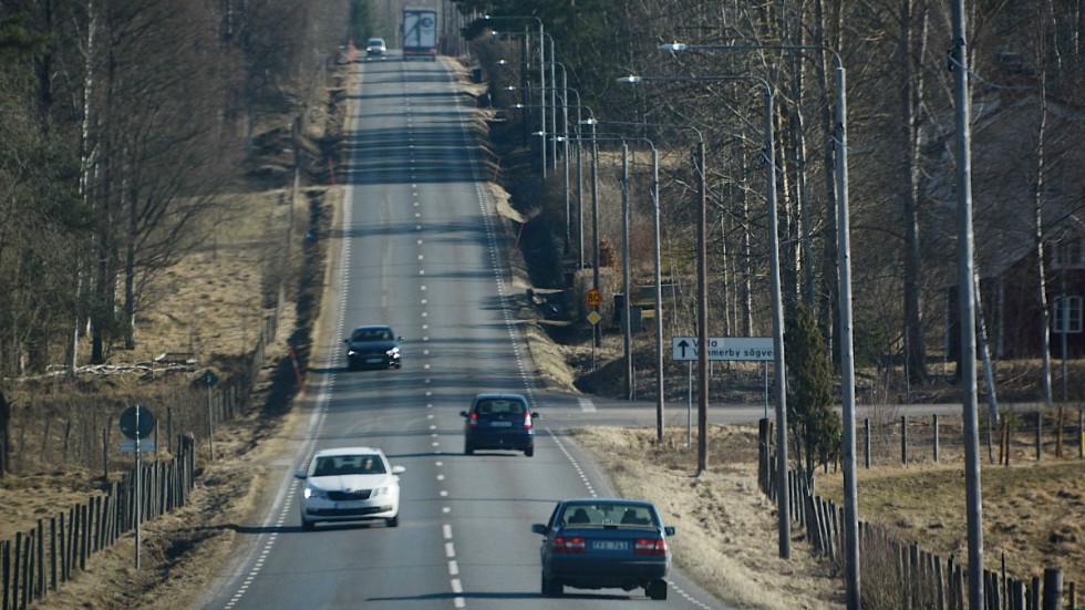 Trafikbelastningen är hög, tycker boende som än en gång ansöker om sänkt högsta hastighet på Tunavägen genom Älåkra. Enligt tidigare uppgifter från Trafikverket kör 1 400 fordon per dygn på vägen, varav 100 är tung trafik.