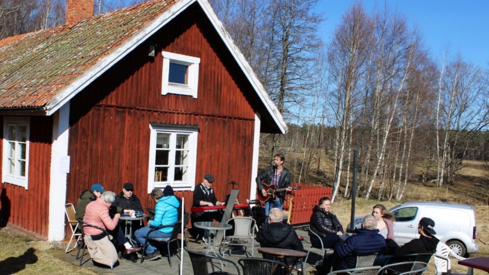Kalle Sellbrink och Nisse Jaldefelt bjöd på några låtar under lunchen. Det var årets första utomhusspelning, konstaterade Kalle.