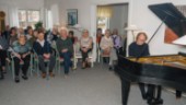 Världsberömde pianisten dök upp på seniorboendet i Sävja