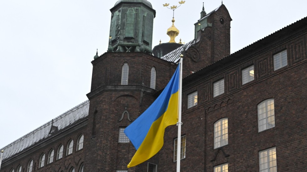Ukrainas flagga vajar i vinden vid Stockholms stadshus den 24 februari – samma dag som Ryssland anföll Ukraina. Arkivbild.
