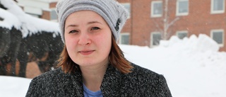 Kateryna följer kriget i hemlandet Ukraina genom mobilen – "Jag vågar inte ringa min familj"