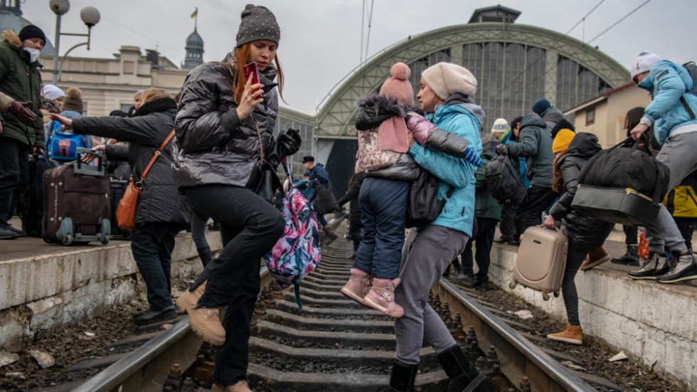 Människor på tågstationen i Lviv, på flykt undan kriget. Debattören lyfter situationen för de som inte har möjlighet att sätta sig i säkerhet. "Vi vet sedan tidigare att personer med funktionsnedsättning löper större risk att skadas eller dö i väpnade konflikter – dödligheten är fyra gånger högre än för dem utan funktionsnedsättning", skriver Jesper Hansén, organisationen MyRight.