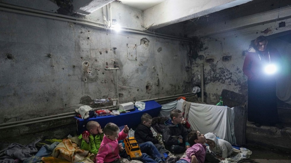 Barn som leker i ett skyddsrum i Mariupol, Ukraina.