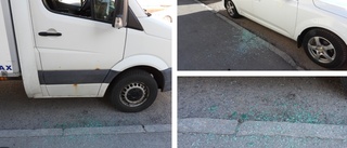 Tre bilar sönderslagna – "Någon har kastat gatstenar"
