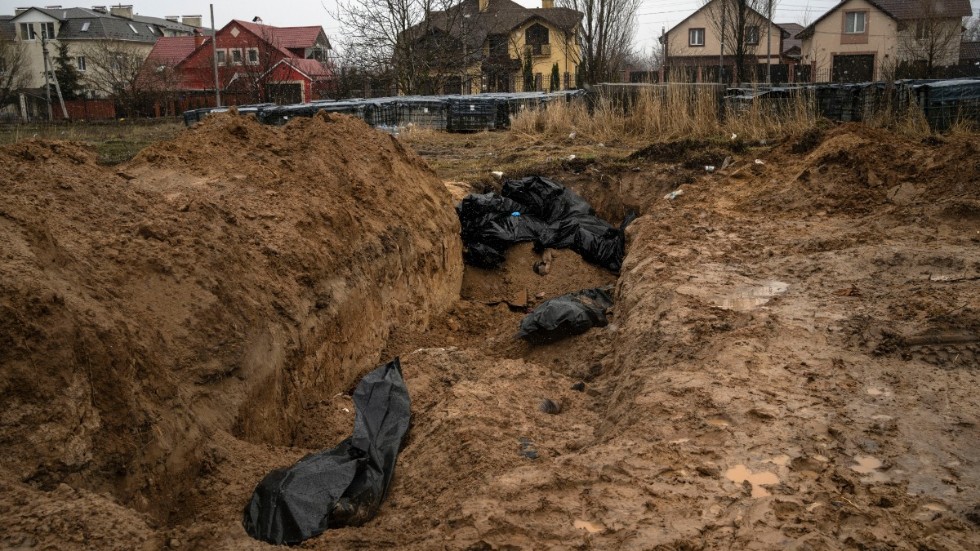 Svårt sargade människor påträffas nu i massgravar i Butja, Ukraina.