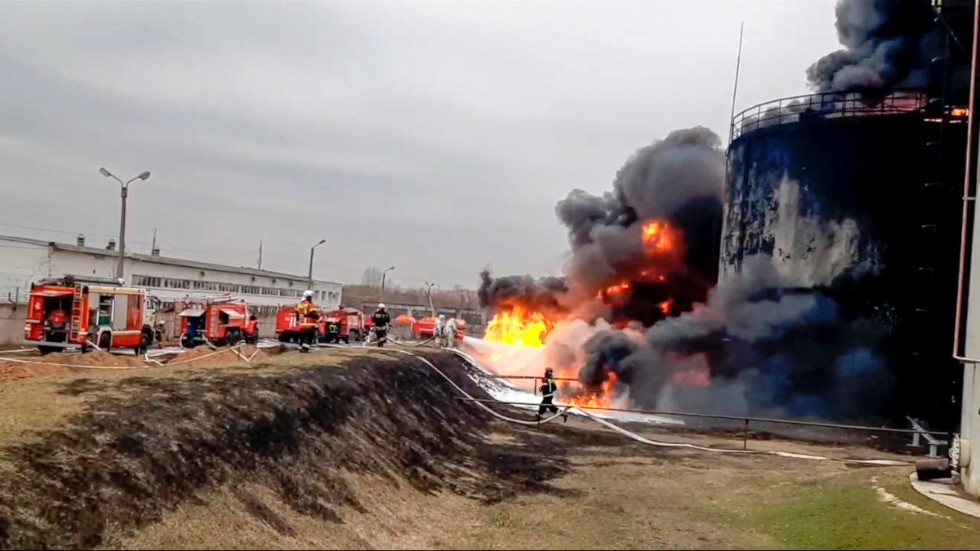 Bilder från ryska myndigheter visar en storbrand vid en oljedepå i Belgorod, Ryssland på fredagen.