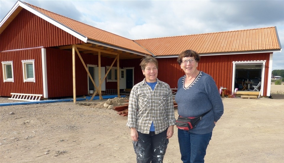 Anci Carlsson och Maggan Hultström har slitit hårt för att Östra Ryd ska få en matvaruaffär igen. I oktober är det dags, sju år efter att den senaste affären lade ned. Det vinkelbyggda huset inhyser både affär och kafé. Foto: Leif Larsson