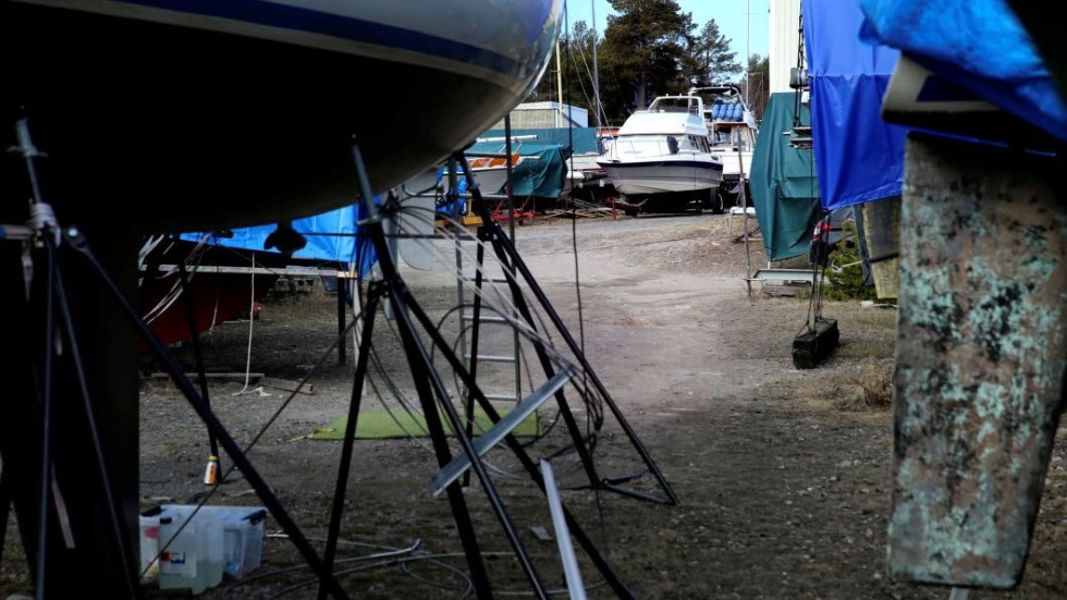 En vinterupplagd fritidsbåt i Västervik har av någon tömts på bränsle.