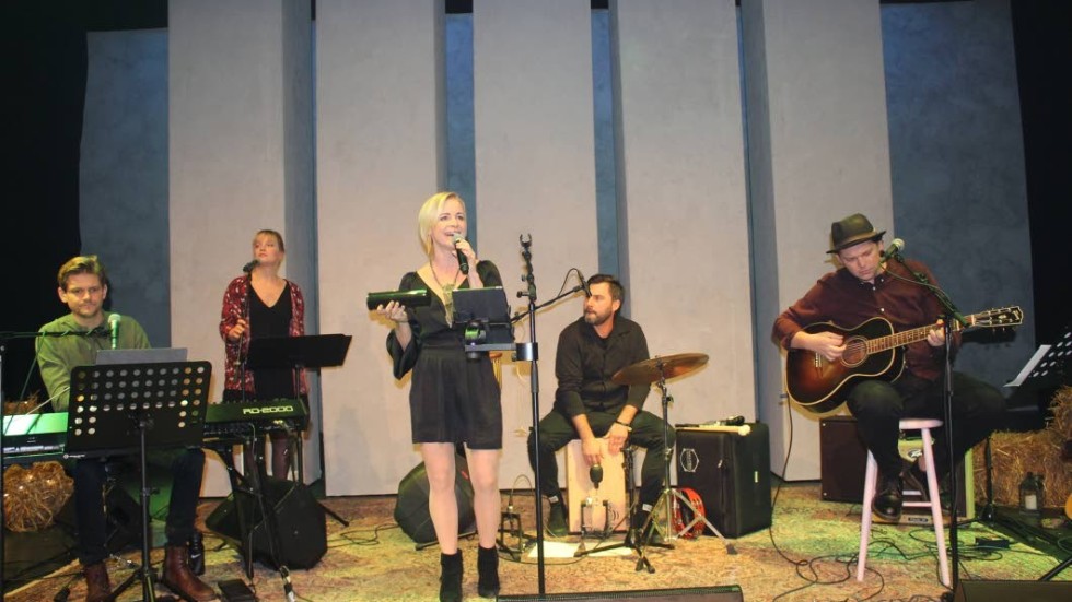 Elin Bemark med sitt band gav en drygt timmes konsert i Kulturcentrum i Österbymo