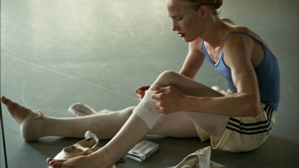 Lara (Victor Polster) går på en balettskola och kämpar hårt med både dansen och resten av sitt liv i ”Girl”.