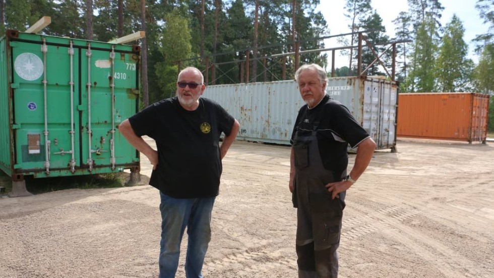 Med tre containrar och smålänsk klurighet skapar Roland S Johnsson och Kent Karlsson200 kvadratmeter ny förvaringsyta i Målilla Hembygdspark.