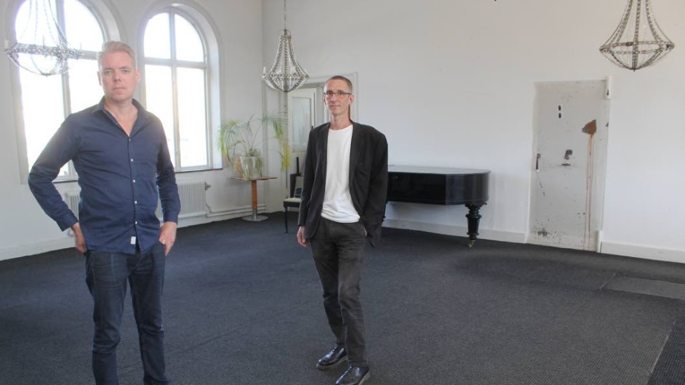 Mattias Jacobsson tillsammans med Jonas Vils, som varit halvtidsanställd vid caféet och KLT:s fasta försäljningsställe i stationshuset.