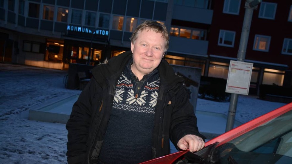 Bildningsnämndens ordförande i Kinda, David Wenhov, lämnade över ordförandeklubban för LPo:s länsförbund i Östergötland till Åke Karlsson från Kolmården.