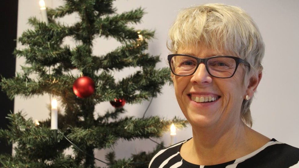 Carina Svensson gläds åt det stora intressset för julkonserten i Hultsfreds kyrka. I år sålde biljetterna slut rekordtidigt.